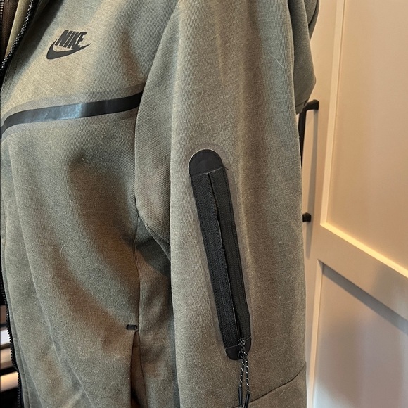 NWOT Nike Men's Khaki Performance Jacket - Picture 7 of 7